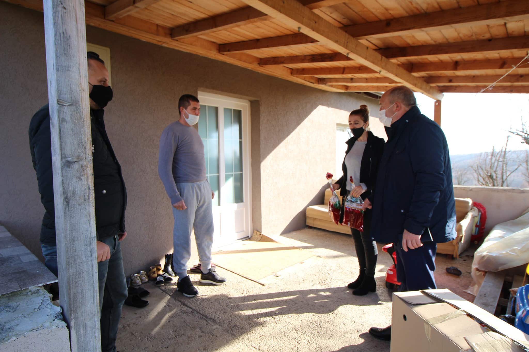 KRYETARI  I KOMUNËS SË NOVOBËRDËS VIZITOI  FAMILJEN  SHTATË ANTARSHE  NË FSHATIN  KOZNIC