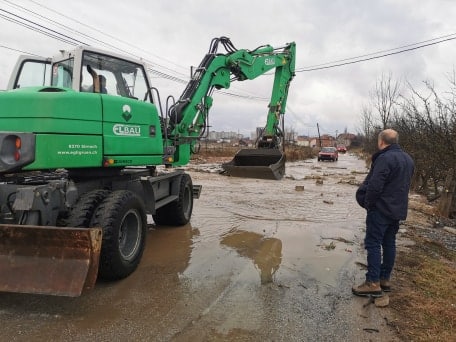 KRYETARI I KOMUNËS SË NOVOBËRDËS VIZITON ZONAT E PËRMBYTURA NGA VËRSHIMET E SHIUT