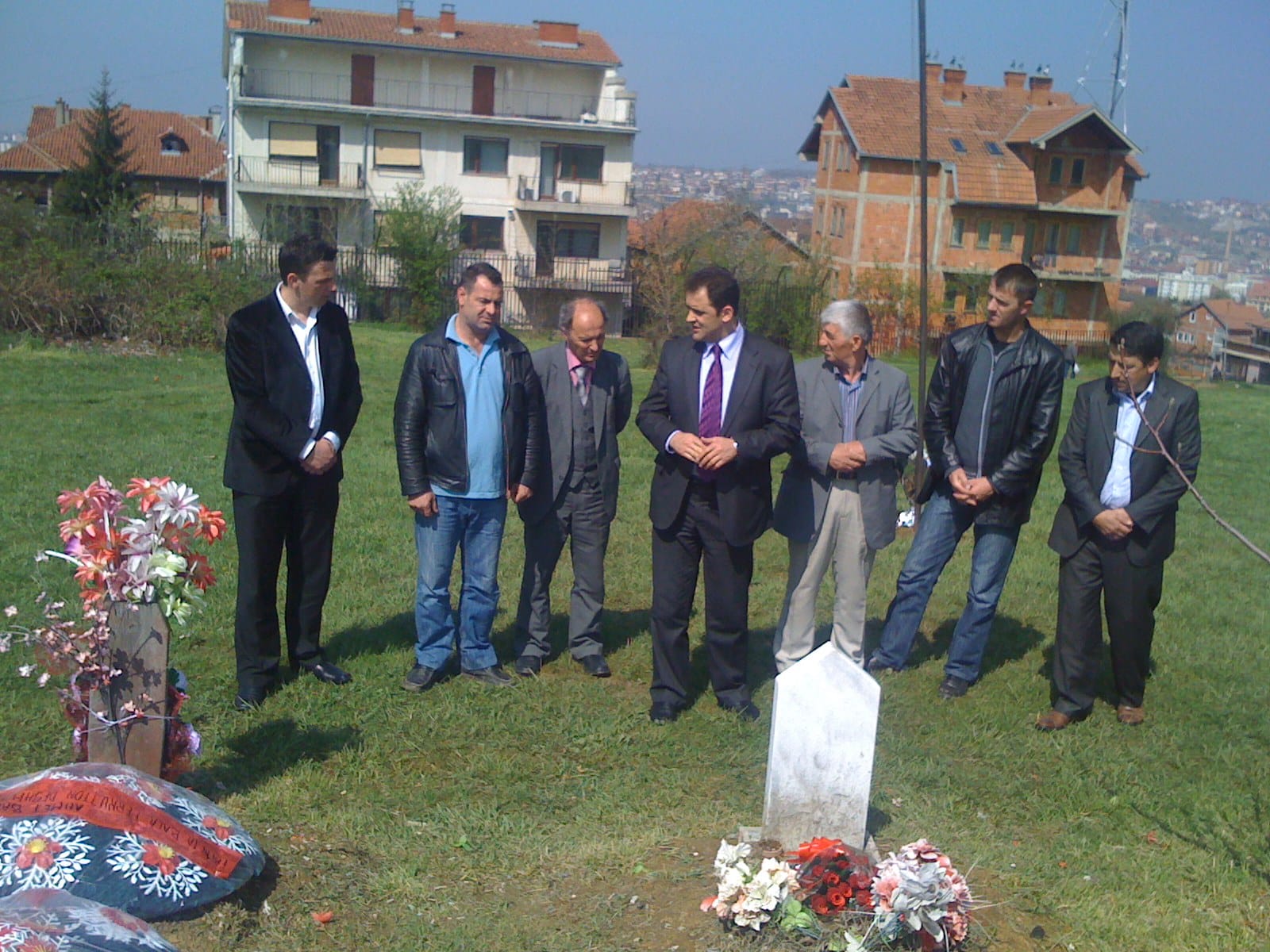 Homazhe te varrezat e dëshmorëve