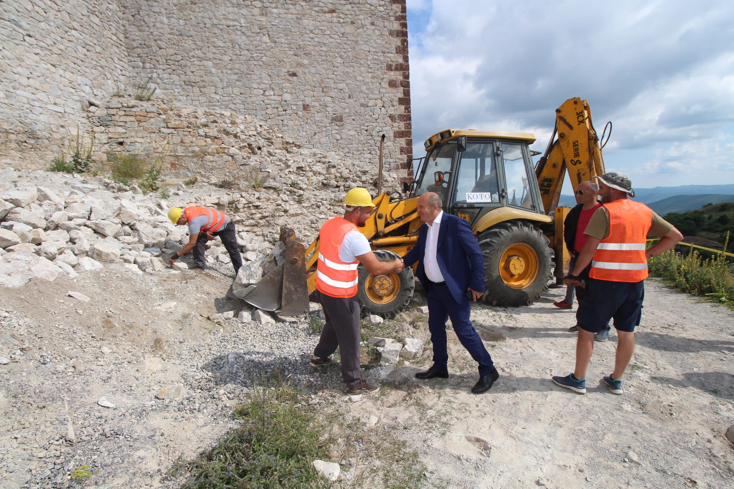 Në  komunën e Novobërdës  sot  kanë  filluar  punimet  ne  renovimin  e kalas së Novobërdës.