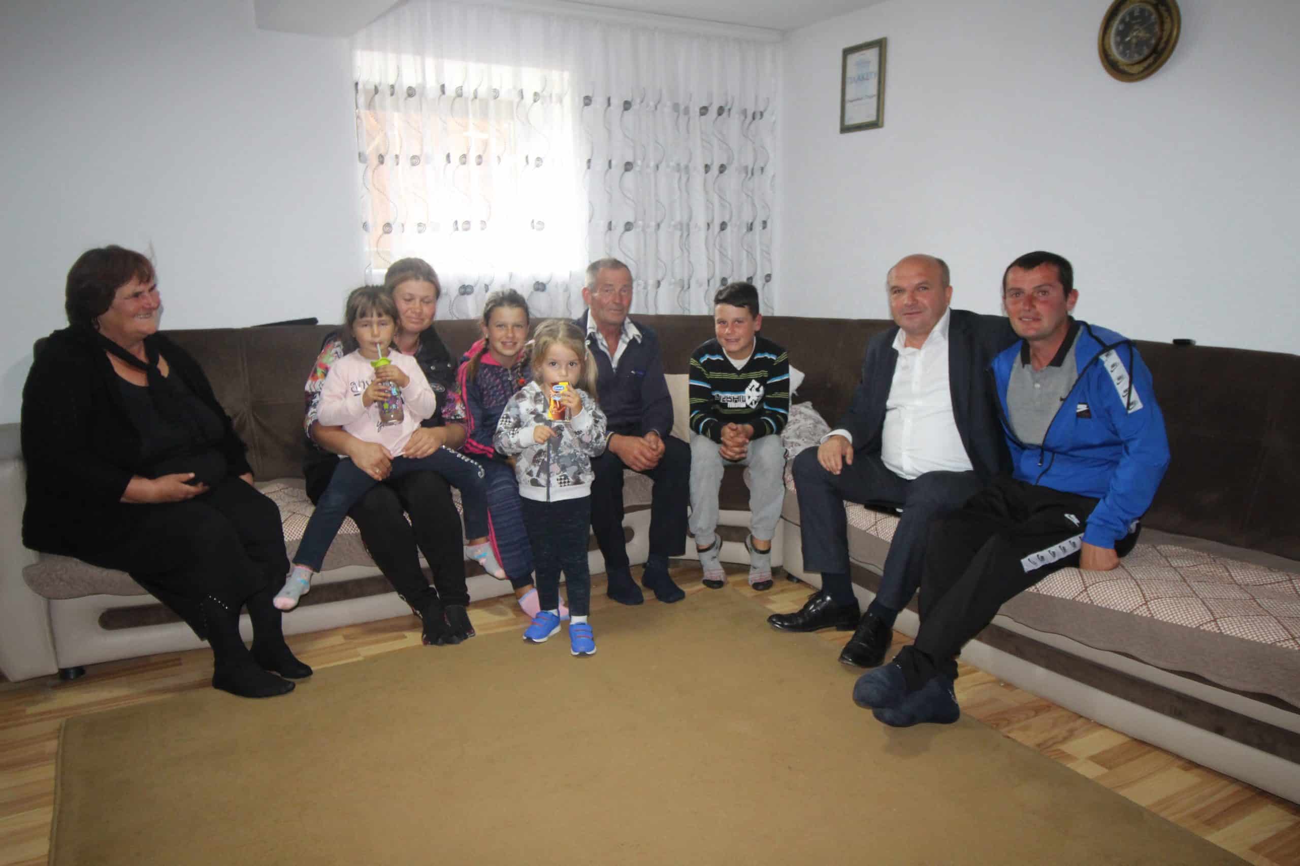 Vizita e Kryetarit të Komunës  së Novobërdës familjes Stojanoviq në fshatin  Strazh