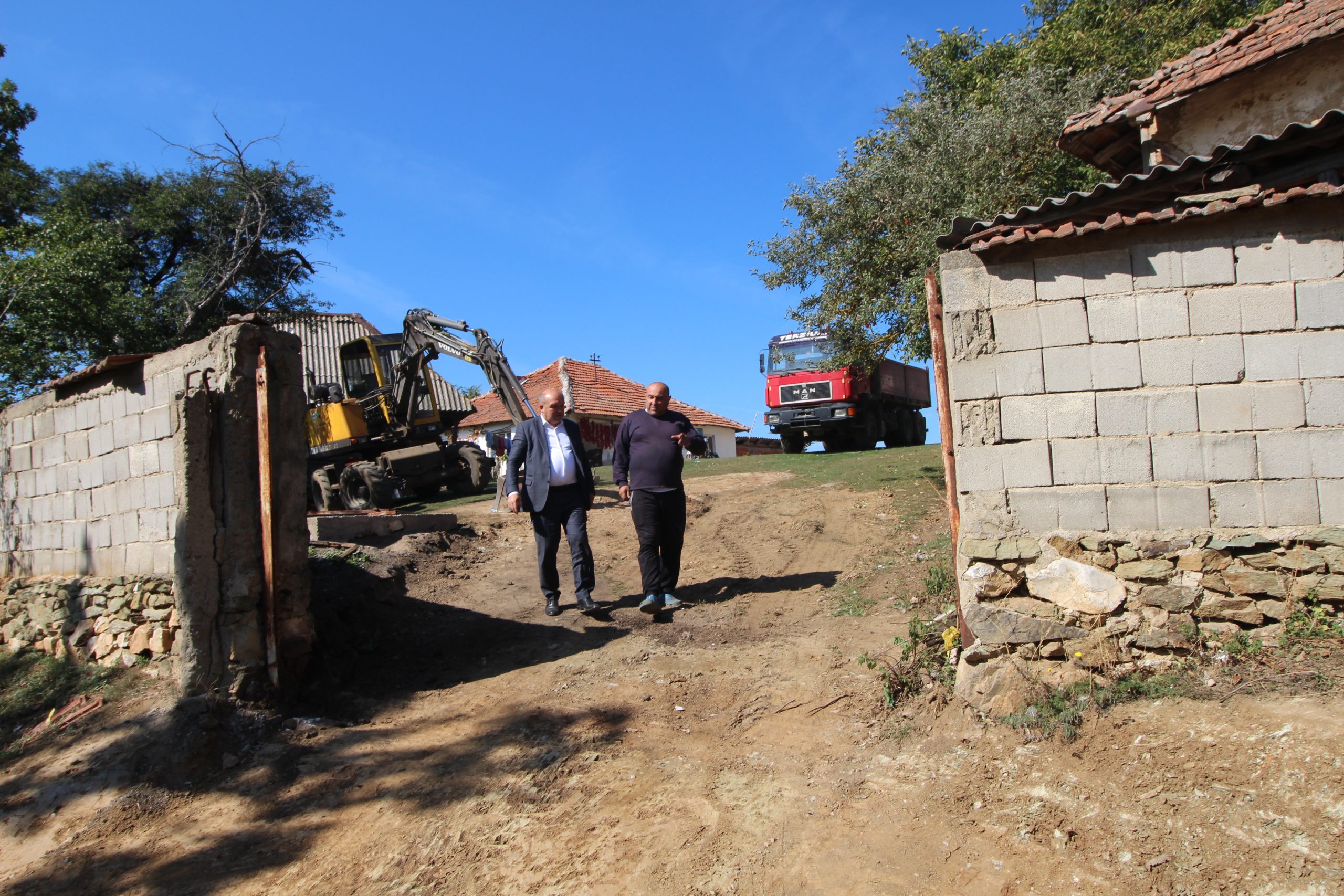 Asfaltimi i rrugës lokale në fshatin Izvor lagjja  Gosalc komuna e Novobërdës