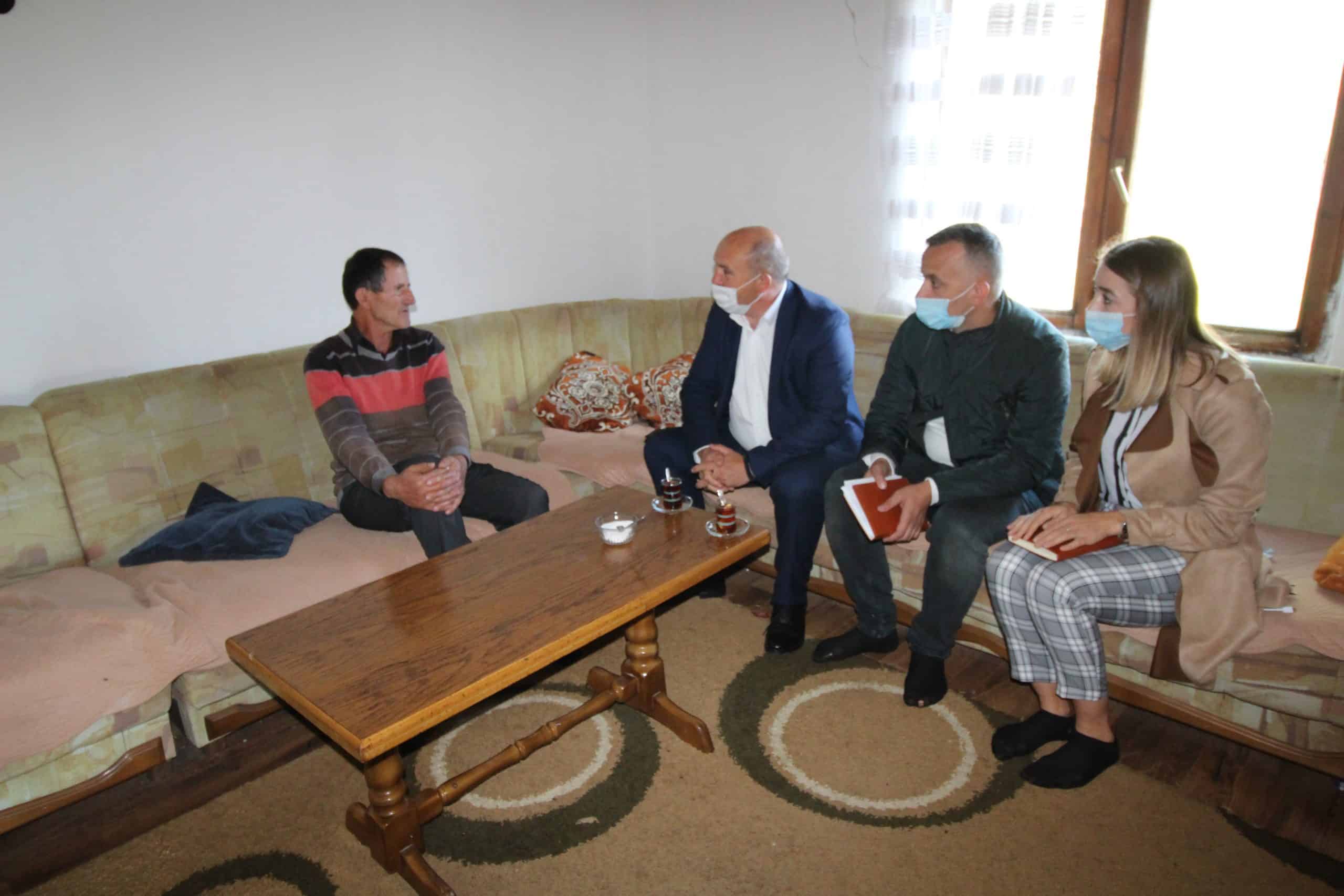 Vizita e Kryetarit te familja Mustafa në fshatin Llabjan.