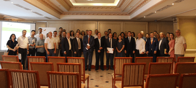 Kryetari i Komunës z. Ivanoviq me bashkpunëtoret e tij merr pjese në konferencen e prezantimit të planit të punës për Zhvillim të Qëndrueshem në nivel  lokal.