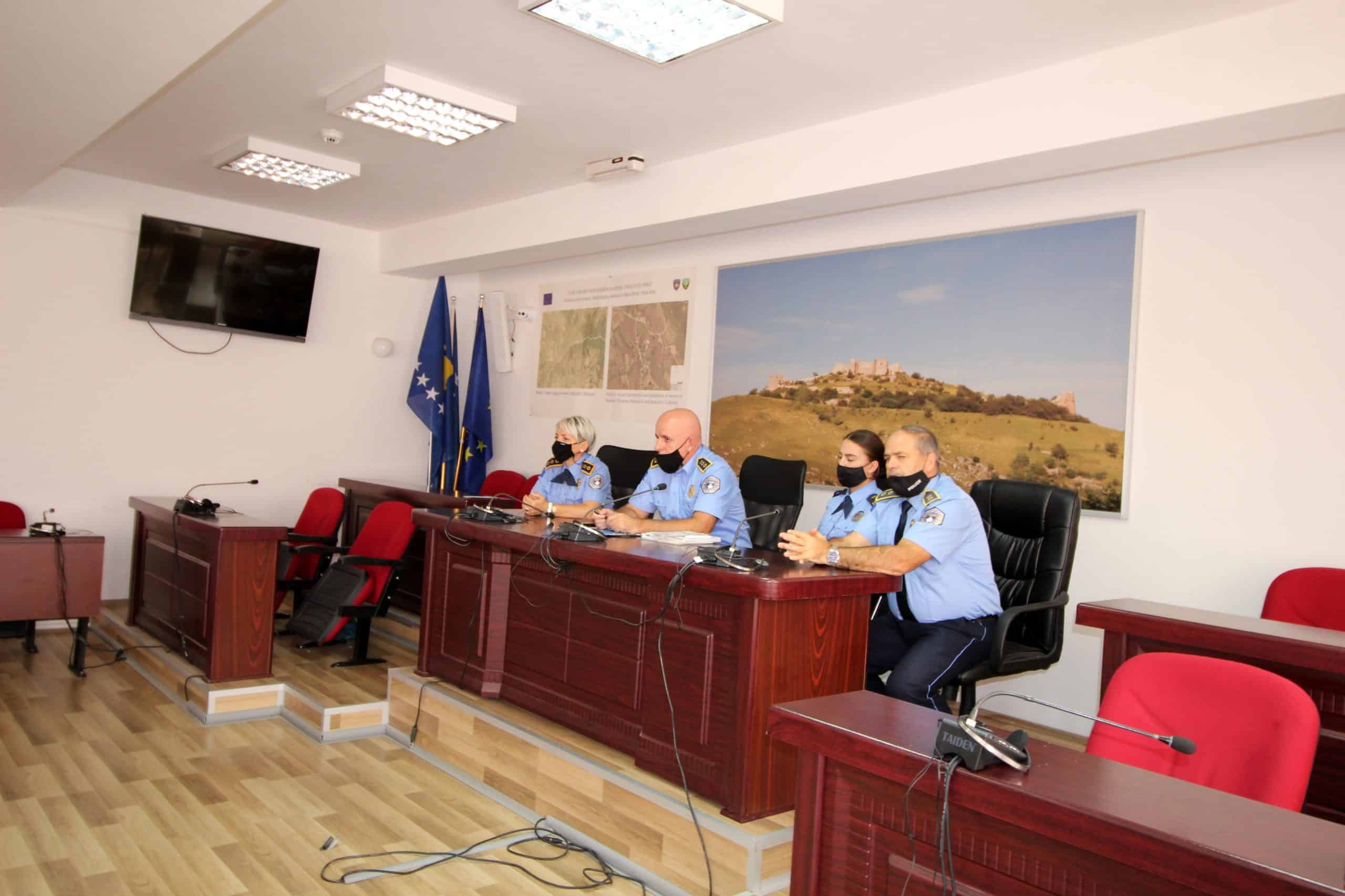 Sot në ambientet e Komunës së Novobërdës u mbajt një takim informues i përfaqësuesve të Policis së Kosovës me të rinjtë nga komuniteti Rom